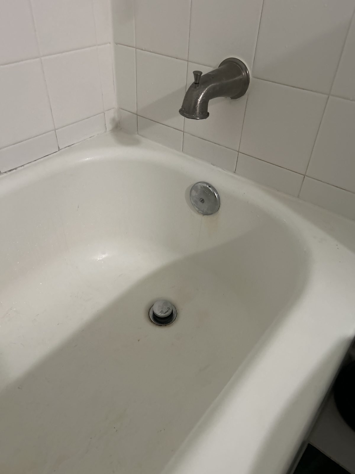 New bathtub overflow cover and drain stopper after replacement